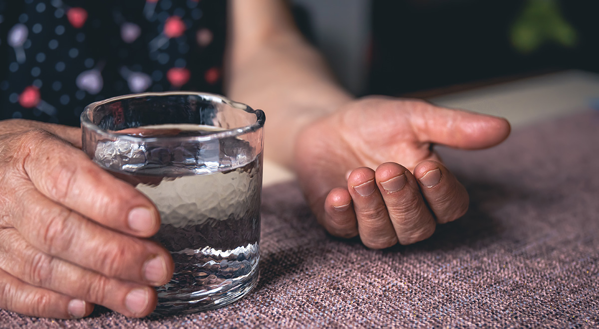 Gout patient drinking hydrogen water for pain relief